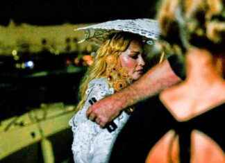 Madonna a Pompei: Visita esclusiva nell’antica città romana con abito bianco e fan emozionati news-17082024-025021