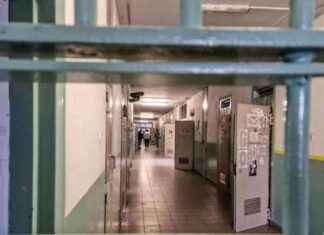 Scontro tra detenuti albanesi e marocchini a Torino: due agenti feriti news-31082024-115712