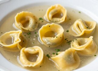Tortellini in brodo: comfort food perfetto per un pasto leggero e nutriente